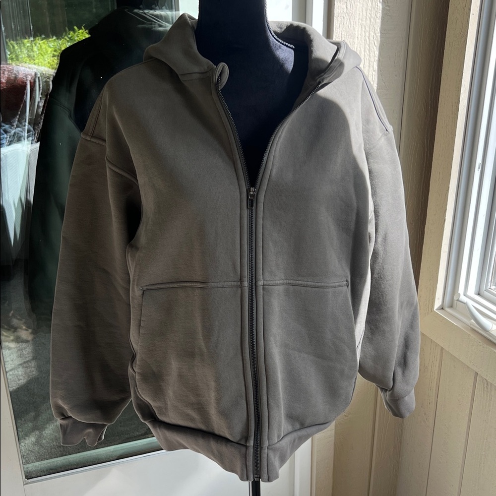 Men’s LULULEMON full zip up hoodie